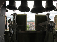 Glockenspiel am Rathausturm Glockenspiel am Rathausturm von innen: Mehrere Glocken und Schlägel