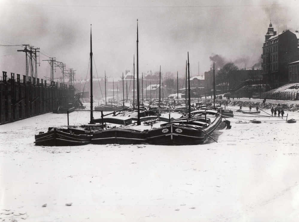 Die zugefrorene Saar am 14. Februar 1929 Die zugefrorene Saar am 14. Februar 1929 (Stadtarchiv Saarbrücken, GÖ 3.110)