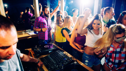 Clubbing © clownbusiness_Fotolia.com Clubbing © clownbusiness_Fotolia.com