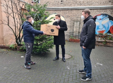 OB Conradt (Mitte) und Sozialdezernent Raab (rechts) übergeben Masken an Drogenhilfezentrums-Leiter Sven Schäfer (links) Image