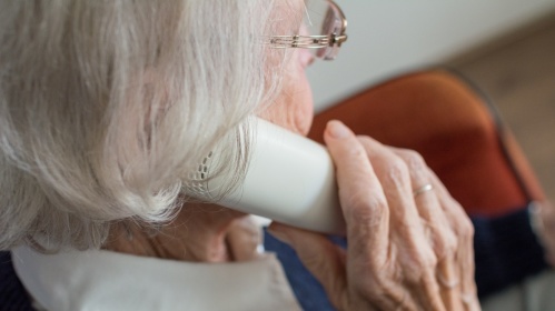 Ältere Dame am Telefon