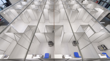 Blick über die Impfkabinen im Saarbrücker Impfzentrum Image