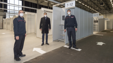 OB Uwe Conradt (M.), Feuerwehrchef Stefan König (l.) und Projektleiter Holger Neubert (r.) bei den Impfkabinen Image