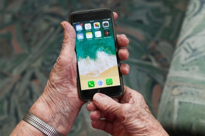 Seniorin am Handy
