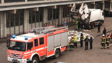 Gelbe Tonne-Müllfahrzeug mit gelöschter Ladung Image