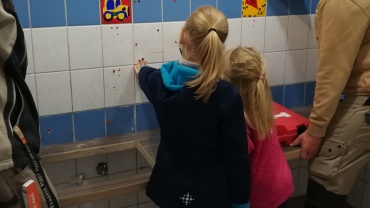 Schülerinnen testen die passende Größe für die Waschbecken in der Grundschule St. Arnual Image