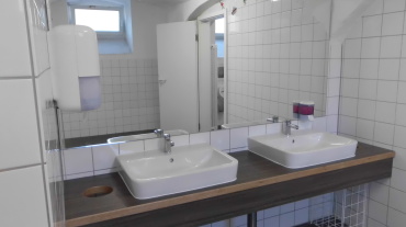 Waschraum Jungentoilette im weißen Schulgebäude der Grundschule St. Arnual Image
