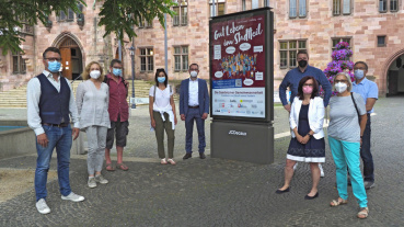 Vertreterinnen und Vertreter der Gemeinwesenarbeit-Projekte, Caritas, Diakonie, Firma Wall, des Amtes für Gesundheit, Prävention und Soziales, Dezernent Tobias Raab Image