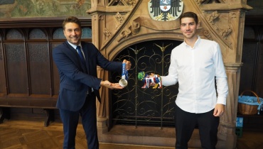 OB Conradt hat Tischtennisspieler Patrick Franziska im Rathaus empfangen Image