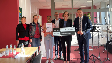 OB Conradt (r.) bei der Übernahme der Patenschaft für das Projekt "Schule ohne Rassismus" an der Friedrich-List-Schule Image