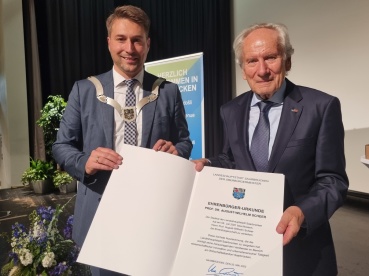 Oberbürgermeister Uwe Conradt verleiht Prof. Dr. Dr. h.c. August-Wilhelm Scheer die Ehrenbürgerwürde. Image