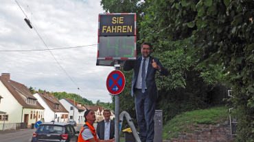 OB Uwe Conradt und Verwaltungsdezernent Sascha Grimm enthüllen Geschwindigkeitsdisplays Image