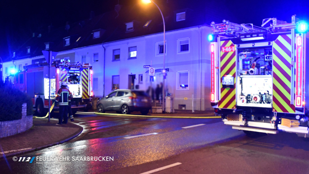 Wohnungsbrand, Personen in Gebäude Wohnungsbrand, Personen in Gebäude
