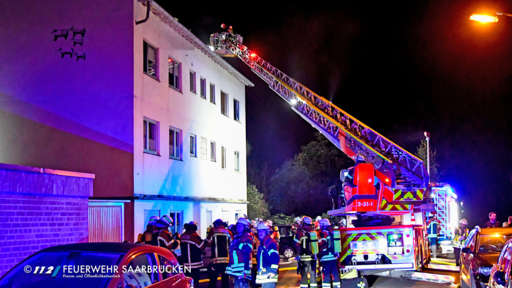 Wohnungsbrand, Personen in Gebäude Wohnungsbrand, Personen in Gebäude