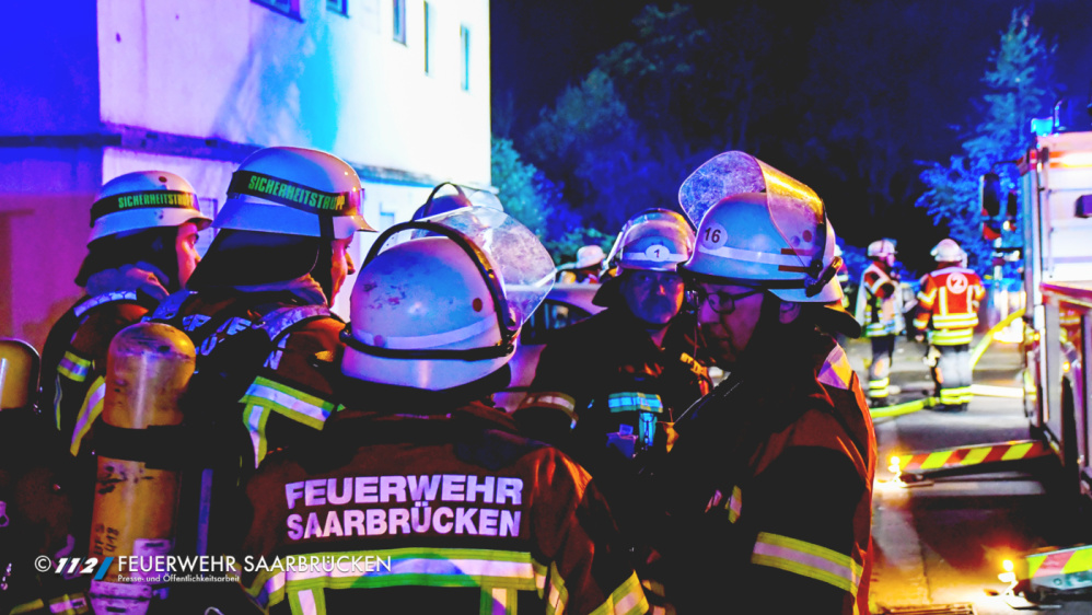 Wohnungsbrand, Personen in Gebäude Wohnungsbrand, Personen in Gebäude