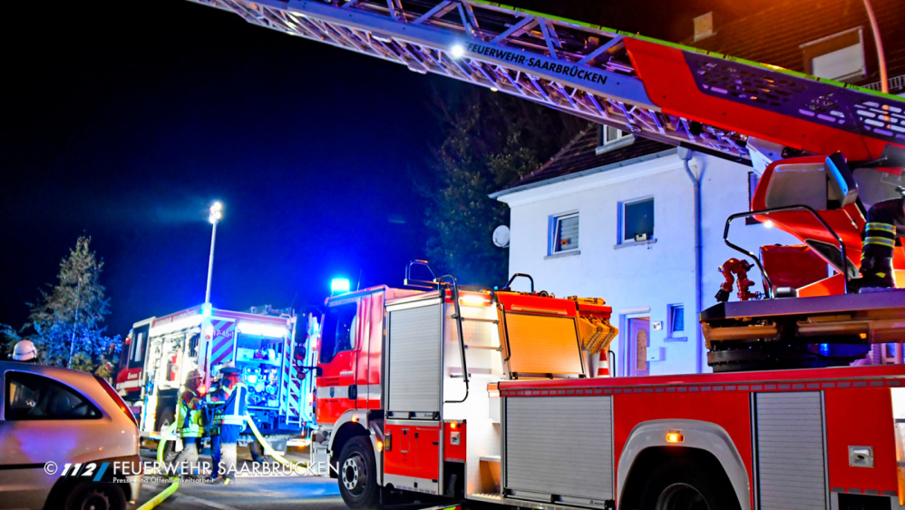 Wohnungsbrand, Personen in Gebäude Wohnungsbrand, Personen in Gebäude
