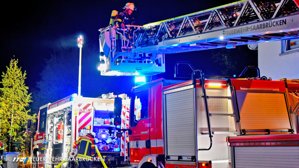 Wohnungsbrand, Personen in Gebäude Wohnungsbrand, Personen in Gebäude