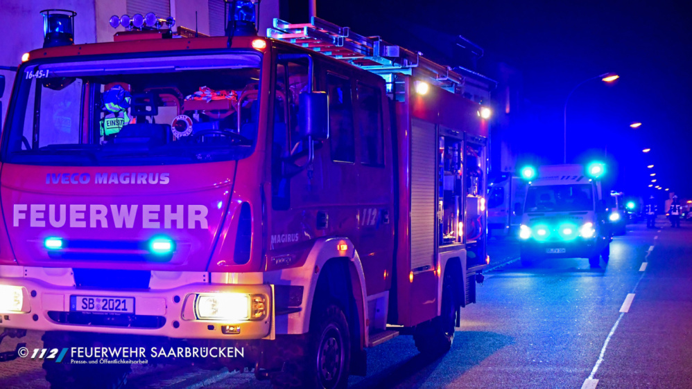 Wohnungsbrand, Personen in Gebäude Wohnungsbrand, Personen in Gebäude