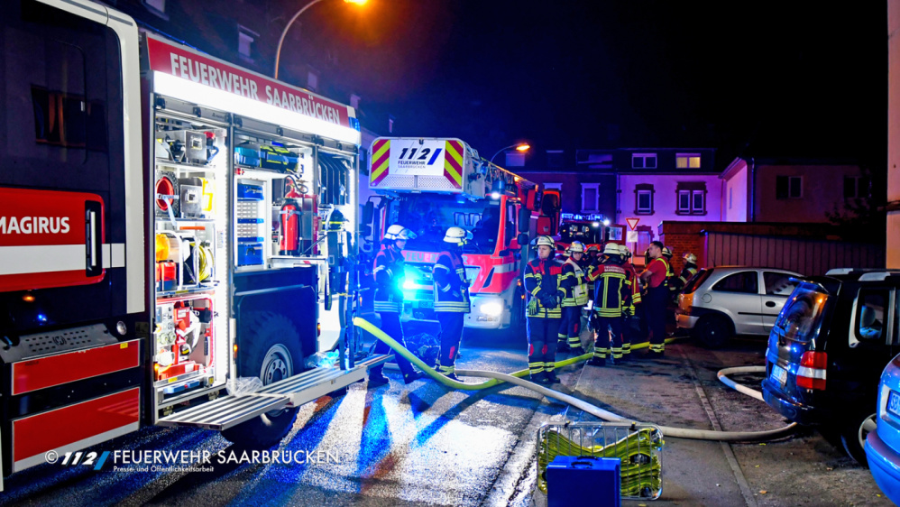 Wohnungsbrand, Personen in Gebäude Wohnungsbrand, Personen in Gebäude