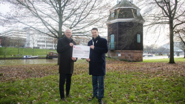 Symbolische Scheckübergabe von Frank Saar, Vorstandschef der Sparkasse Saarbrücken, an Oberbürgermeister Uwe Conradt (Quelle: BeckerBredel Fotografen) Image