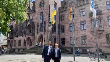 OB Conradt und Kowels Bürgermeister Tschaika vor dem Rathaus St. Johann Image