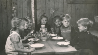 Kinder freuen sich über das leckere Essen. Stadtarchiv Saarbrücken Kinder freuen sich über das leckere Essen. Stadtarchiv Saarbrücken