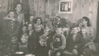 Kinder freuen sich über das leckere Essen. Stadtarchiv Saarbrücken Kinder freuen sich über das leckere Essen. Stadtarchiv Saarbrücken