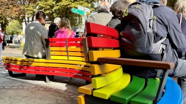 Neue Regenbogenbank in der Obertorstraße als Begegnungsort und Zeichen gegen Diskriminierung Image