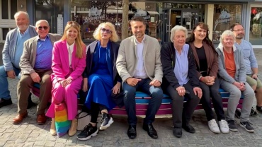 Neue Regenbogenbank in der Obertorstraße als Begegnungsort und Zeichen gegen Diskriminierung Image