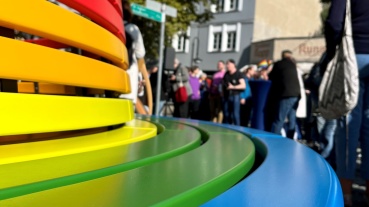 Neue Regenbogenbank in der Obertorstraße als Begegnungsort und Zeichen gegen Diskriminierung Image