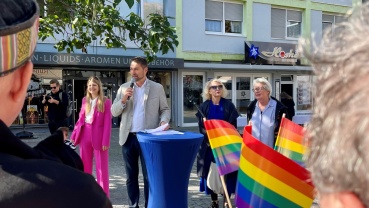 Neue Regenbogenbank in der Obertorstraße als Begegnungsort und Zeichen gegen Diskriminierung Image
