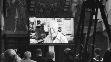 Manfred Kirchheimer bei der Verleihung der Ehrenbürgerschaft 2021 (live aus New York in den Rathausfestsaal zugeschaltet) Image