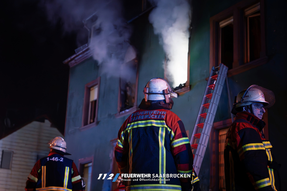 Wohnungsbrand mit Menschenrettung in Brebach Wohnungsbrand mit Menschenrettung in Brebach