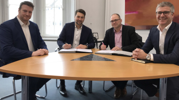 Digitalisierungsdezernent Tobias Raab und OB Conradt mit Martin Stiebitz und Thomas Lauterbach von der Deutschen Telekom (v.l.n.r.) Image