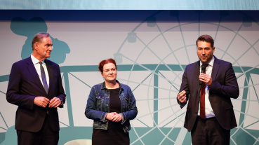 Uwe Conradt, Saarbrückens Oberbürgermeister und Vizepräsident des Deutschen Städtetages, Burkhard Jung, Leipzigs Oberbürgermeister und Präsident des Deutschen Städtetages, und Katja Dörner, Bonner Oberbürgermeisterin und Vizepräsidentin Image