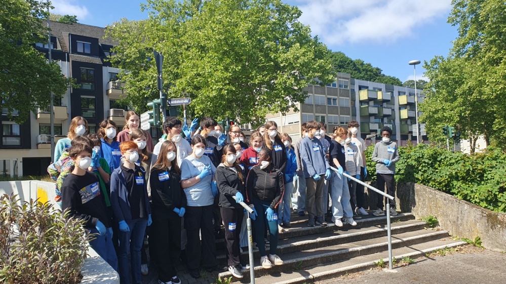 Schülergruppe auf Nanteser Platz Eine Gruppe Schüler mit Schutzmasken und Handschuhen beim Street-Art-Workshop