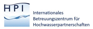 Blaue Wellen mit Schrift: HPI, daneben ausgeschrieben  Internationales Betreuungszentrum für Hochwasserpartnerschaften