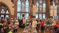 Bunt verkleidete Menschen feiern in historischem Saal