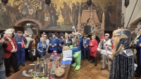 Bunt verkleidete Menschen feiern in historischem Saal