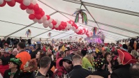 Verkleidete Menschen feiern in Festzelt