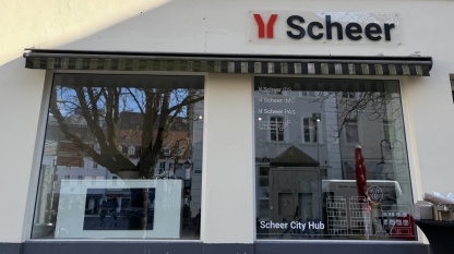 Ein Schaufenster, darüber die Aufschrift "Scheer"