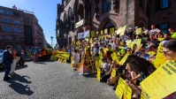 Aktionstag "Kommunen am Limit" am 22. Juni 2026 Menschen mit gelben Schildern vor dem Rathaus St. Johann